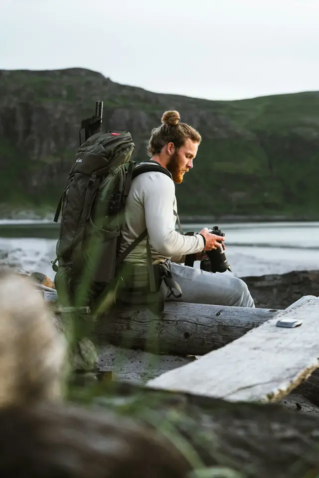 Fotograf med kamera ved sjøen